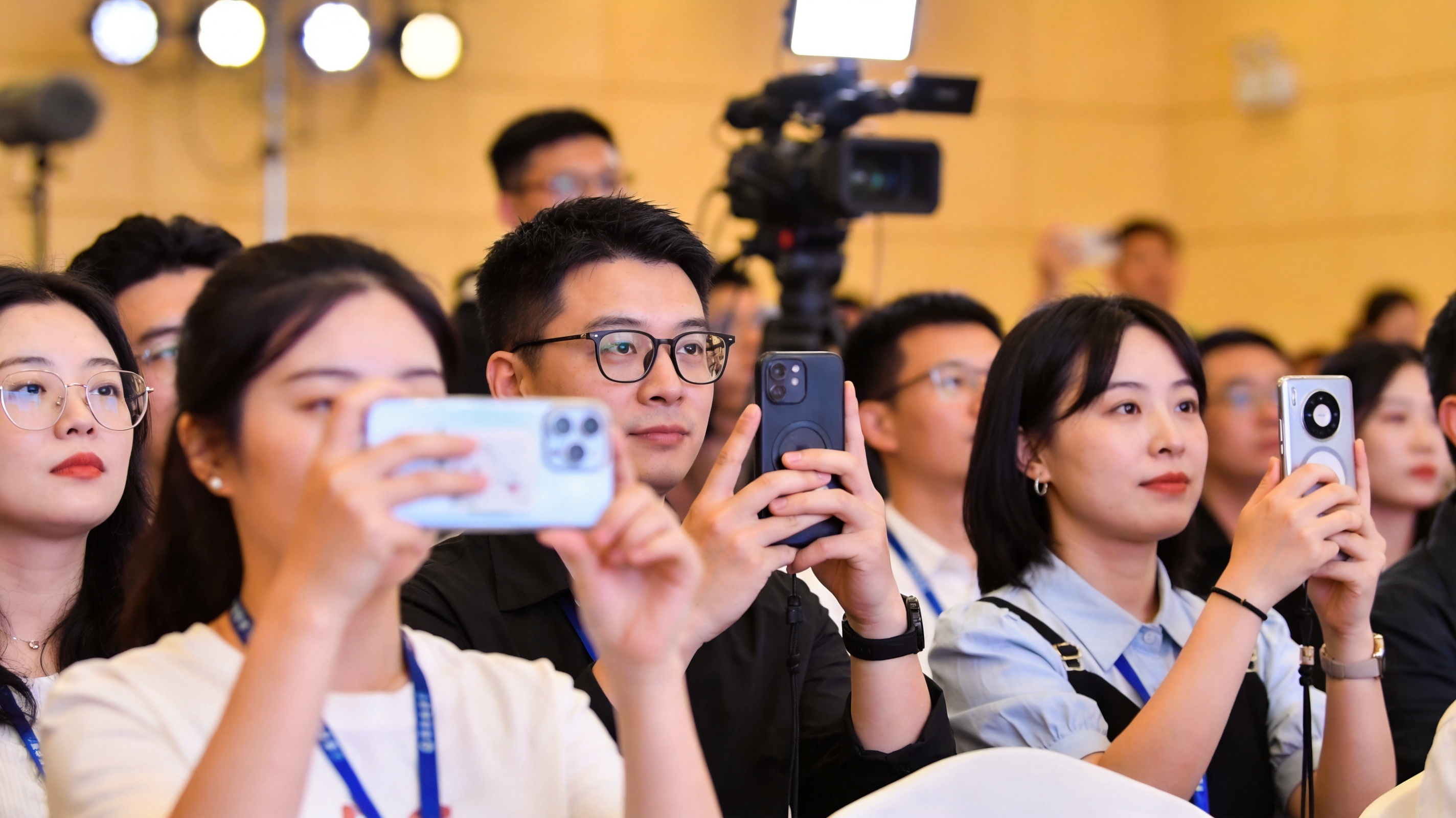 某知名导演被曝片场潜规则